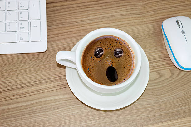 taza de café con sorprendida expresión en crema - agotamiento fotos fotografías e imágenes de stock