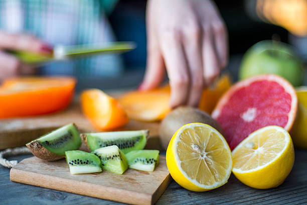 女性の手新鮮だカット - citrus fruit portion grapefruit fruit ストックフォトと画像