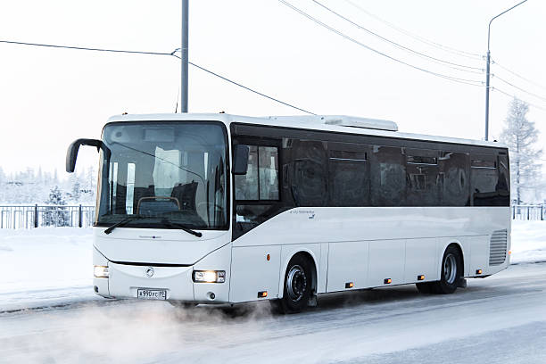 irisbus croisement - snow car winter road photos et images de collection