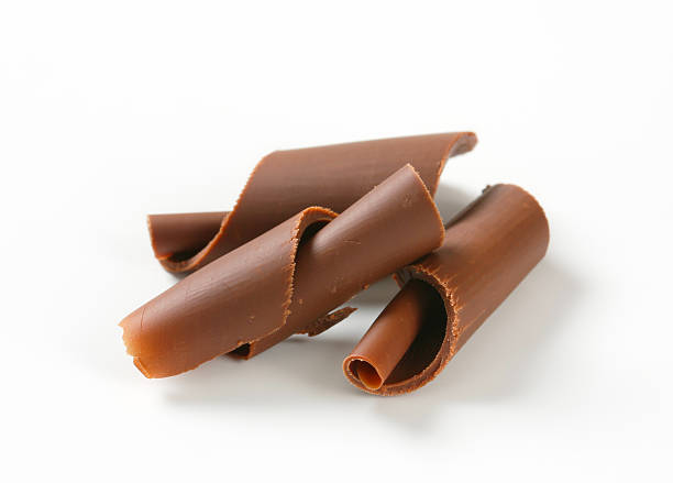 schokoladen-curls - vollmilchschokolade stock-fotos und bilder