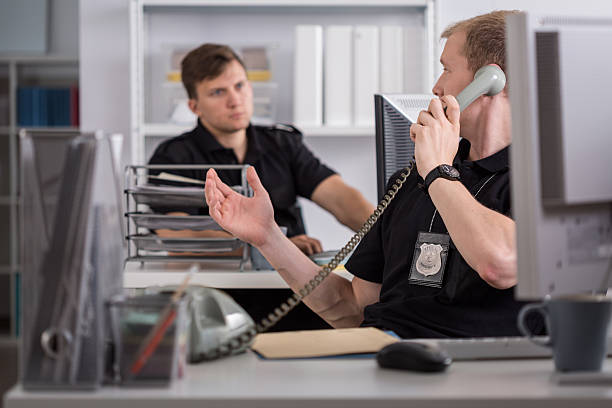 polizist reden am telefon - sergeant stock-fotos und bilder