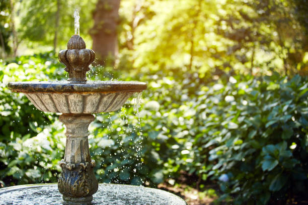 po ochłodę przez wieczne - fountain in garden zdjęcia i obrazy z banku zdjęć