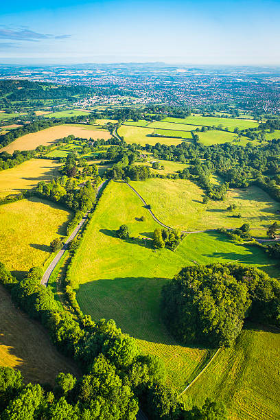 mélange vert champs pâturages rural road country ville photo aérienne de - welsh culture wales field hedge photos et images de collection