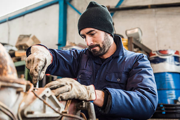 handwerker arbeiter reparieren bagger ein motor - mechanician stock-fotos und bilder