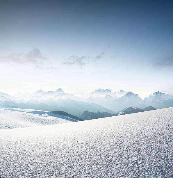 paisagem de montanha - vale nevado imagens e fotografias de stock