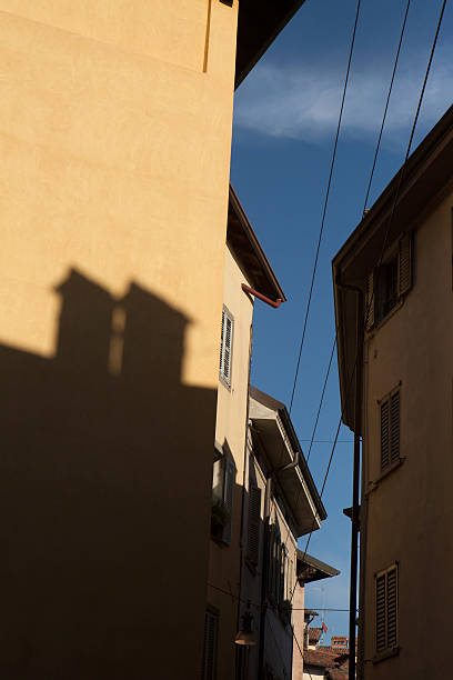 medieval street, bergamo, lombardía, italia. - architecture bergamo blue building exterior fotografías e imágenes de stock