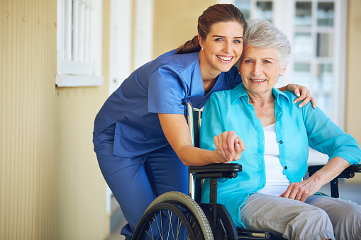 Portrait of a doctor caring for her senior patient at a nursing homehttp://195.154.178.81/DATA/i_collage/pu/shoots/806255.jpg