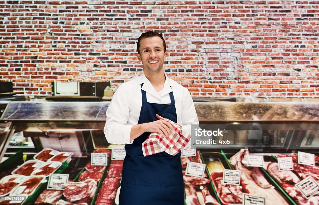 Lächelnd butcher im store - Lizenzfrei Fleischer Stock-Foto