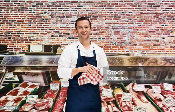 Lächelnd Butcher Im Store Stockfoto und mehr Bilder von Fleischer - Fleischer, Metzgerei, Fleisch