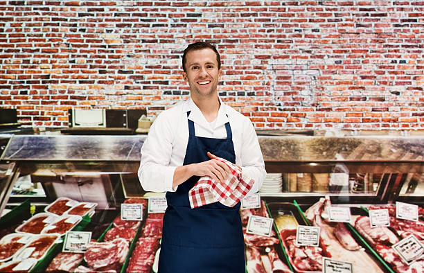 carnicero tienda sonriente en - butchers shop meat market pork fotografías e imágenes de stock