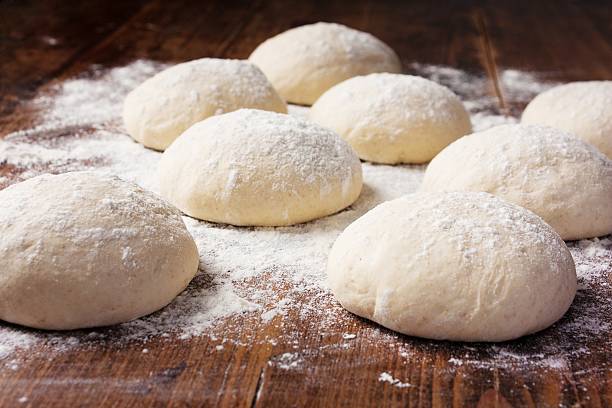 massa de pizza - dough sphere kneading bread imagens e fotografias de stock