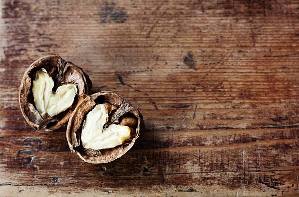 ウォルナッツのハート - walnut pod nutshell cross section ストックフォトと画像