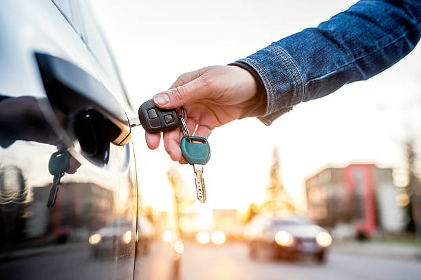 mulher com chave de carro - chave de carro imagens e fotografias de stock