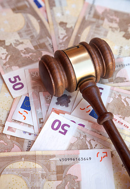 法律 - currency gavel legal system human settlement ストックフォトと画像