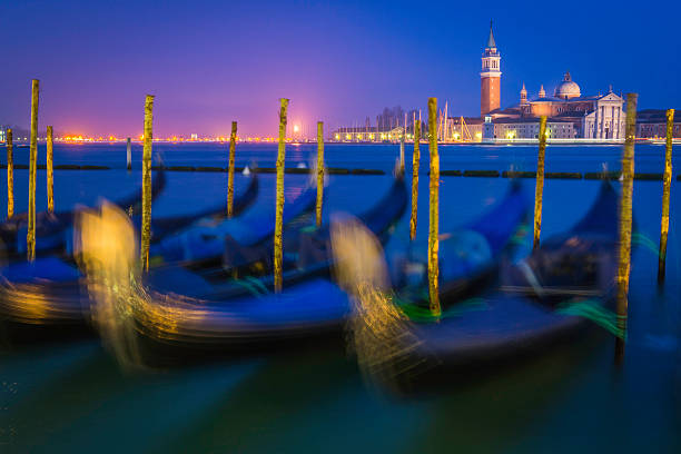 veneza gôndolas ancorados no grand canal, ao lado da praça de são marcos - riva degli schiavoni - fotografias e filmes do acervo