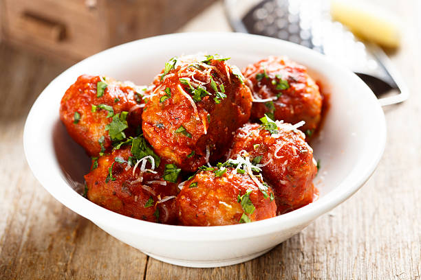 meatballs - italian cuisine minced meat tomato herb imagens e fotografias de stock