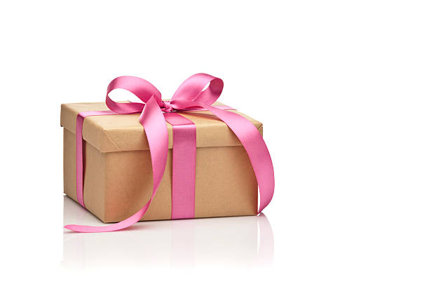 brun boîte-cadeau ligoté avec noeud isolé sur blanc - isolated on white bow gift homemade photos et images de collection