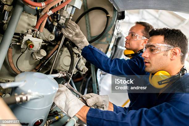 Fijación Mecánica De Un Helicóptero Foto de stock y más banco de imágenes de Maquinaria - Maquinaria, Reparar, Vehículo aéreo