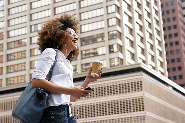 feliz mujer joven escuchando la música - contemporary style audio fotografías e imágenes de stock