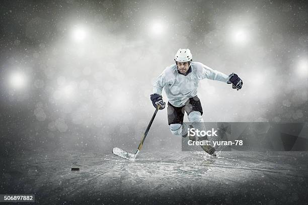Ice Hockeyspieler Ist Auf Dem Eis Im Freien Stockfoto und mehr Bilder von Hockey - Hockey, Eishockey, Geschwindigkeit