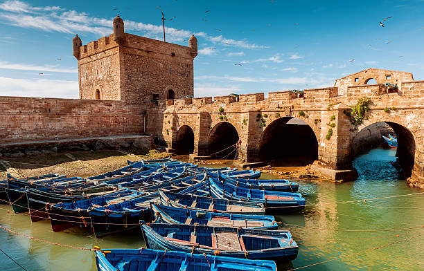 essaouira porto, fishermans barcos, marrocos, norte da áfrica - rock africa architecture blue - fotografias e filmes do acervo