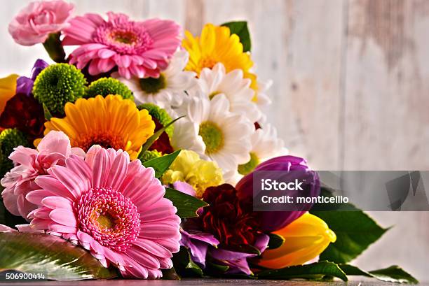 Komposition Mit Bouquet Von Blumen Stockfoto und mehr Bilder von Blumenbouqet - Blumenbouqet, Blume, Gerbera