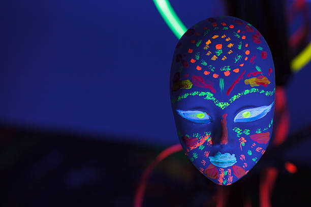 手作りの陶器のフェイスマスク、蛍光アート - art creativity art product blue ストックフォトと画像