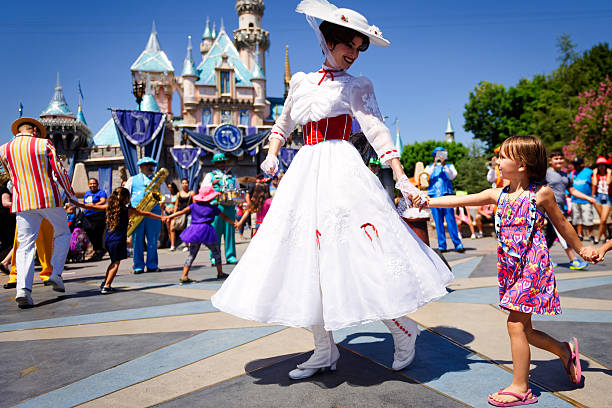 mary poppins tańca w disneylandzie - castle holiday travel destinations vacations zdjęcia i obrazy z banku zdjęć