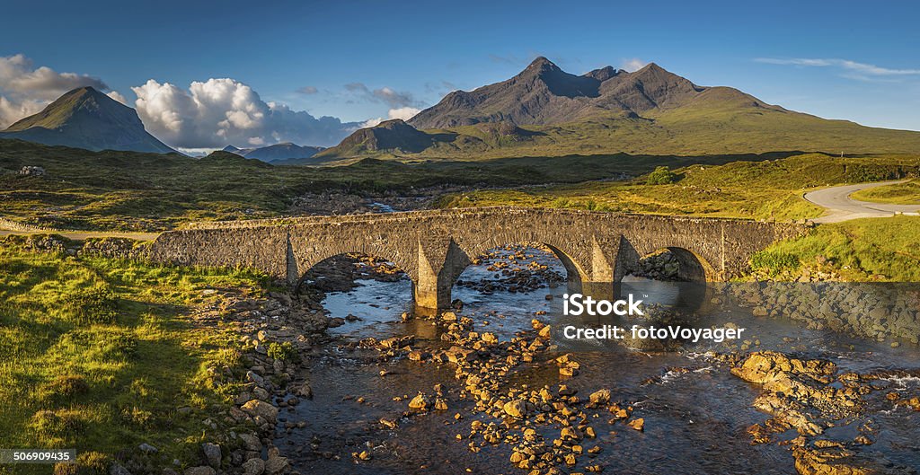 Escócia nascer do sol na ponte de montanha picos Cuillin Sligachan terras altas de Skye - Royalty-free Ilha Skye Foto de stock