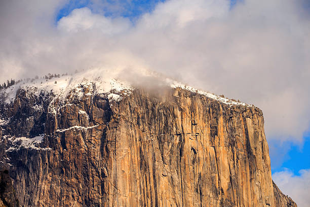 el capitan coberta pela neve e nevoeiro em yosemite, califórnia - mist mountain range californian sierra nevada cliff imagens e fotografias de stock