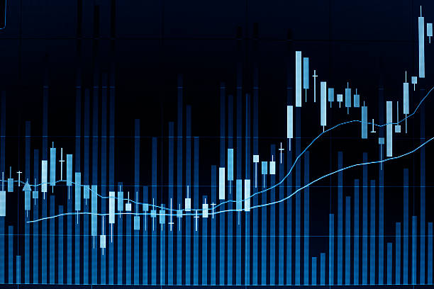 análise de gráfico do mercado de vela no ecrã. - financial occupation graph chart blue imagens e fotografias de stock