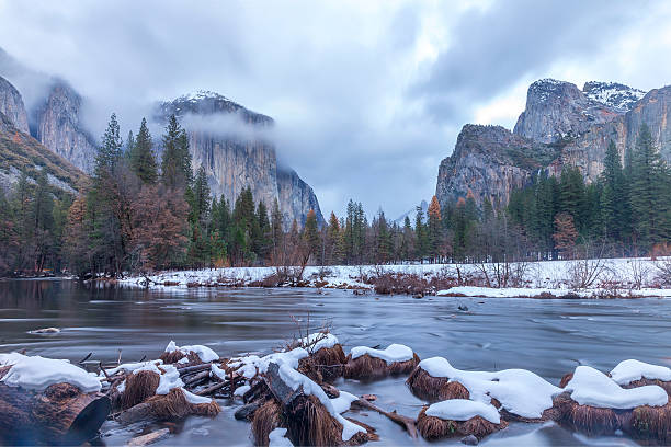 parque nacional de yosemite, no inverno, califórnia - mist mountain range californian sierra nevada cliff - fotografias e filmes do acervo