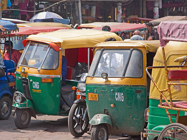 autorickshaws w delhi parkowanie gotowa do przyjęcia pasażerów - autorick zdjęcia i obrazy z banku zdjęć