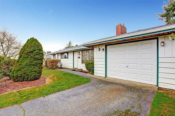 istock House with garage and driveway 506911819