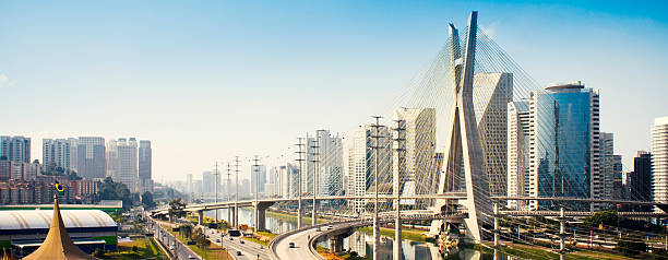 famosa cabo permaneceu ponte na cidade de são paulo. - cable stayed bridge imagens e fotografias de stock