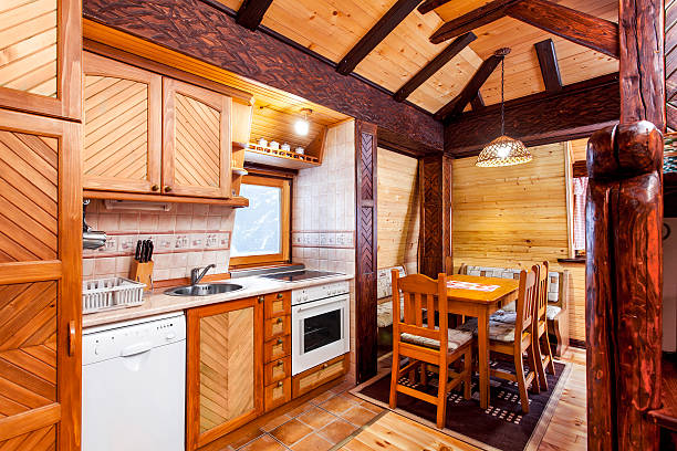 interno con tavolo in legno tradizionali e impianti-mountain resort - cabin indoors rustic bedroom foto e immagini stock