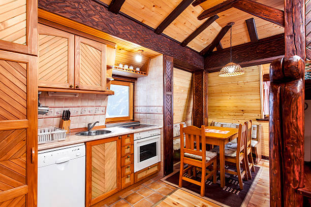 tradicional interior com mesa de madeira e acessórios-mountain estância - rustic bedroom cabin indoors imagens e fotografias de stock