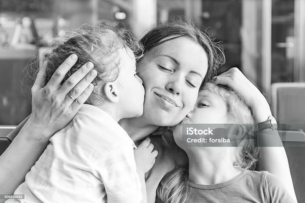 Zwei Töchter glückliche Mutter küssen ihre - Lizenzfrei Familie mit zwei Kindern Stock-Foto