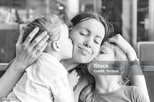 Zwei Töchter Glückliche Mutter Küssen Ihre Stockfoto und mehr Bilder von Familie mit zwei Kindern - Familie mit zwei Kindern, Mutter, Umarmen