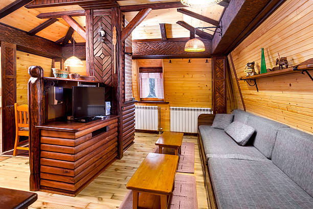 interno con tavolo in legno tradizionali e impianti-mountain resort - cabin indoors rustic bedroom foto e immagini stock