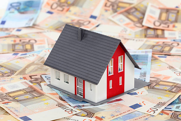 istock Model house on euro banknotes 506913523
