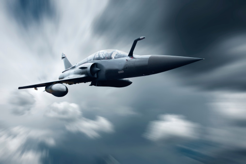 Avión militar En flying en la velocidad photo