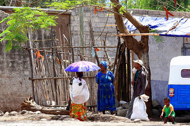 lokalni mieszkańcy czatować na ulicy. debre birhan-etiopia. 0015 - autorick zdjęcia i obrazy z banku zdjęć