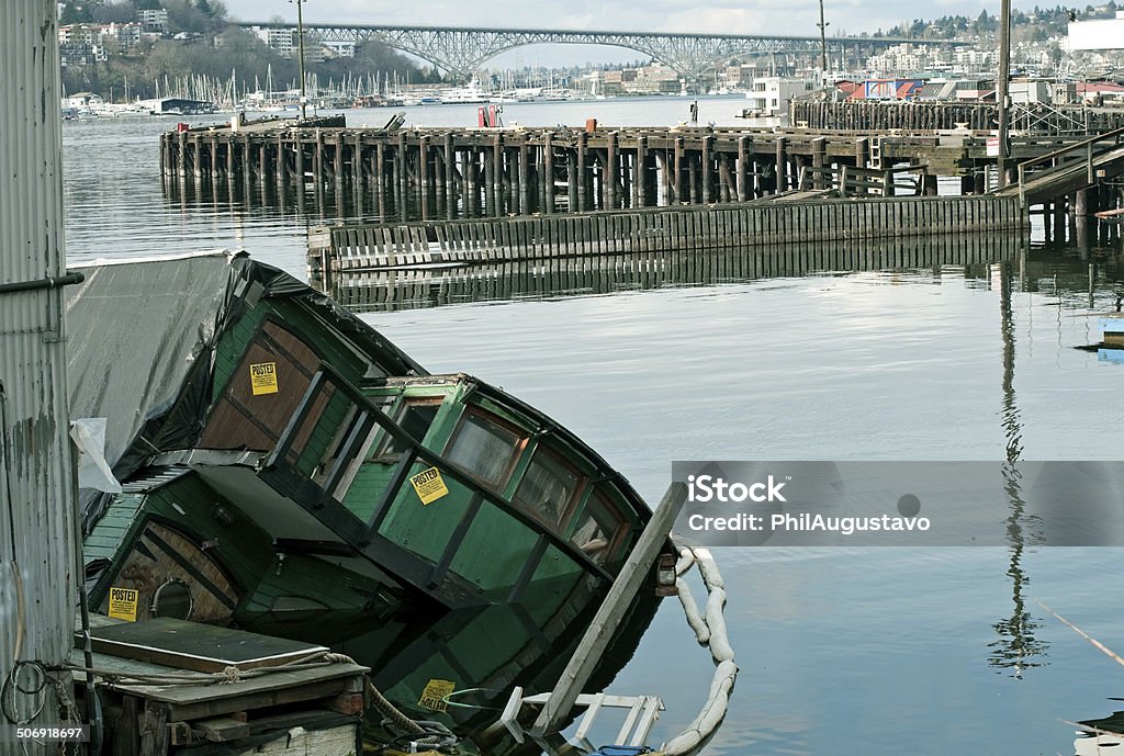 ハーフ水中の屋形船で湖の桟橋 - ハウスボートのロイ��ヤリティフリーストックフォト