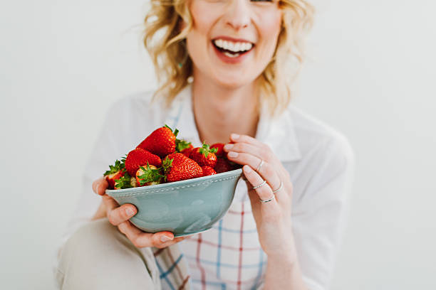 junge frau essen erdbeeren - strawberry fruit single object food stock-fotos und bilder