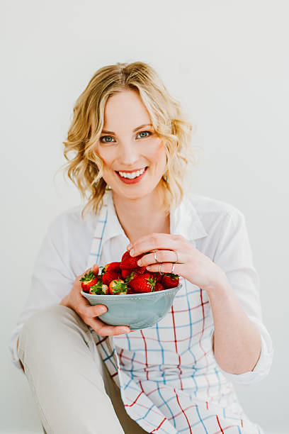 junge frau essen erdbeeren - strawberry fruit single object food stock-fotos und bilder