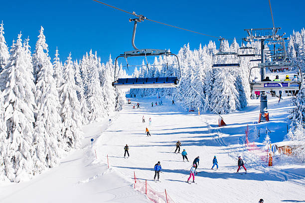 スキーリゾート kopaonik ,セルビアの商品、スキーリフト券、人々のスキースロープ - serbian culture ストックフォトと画像