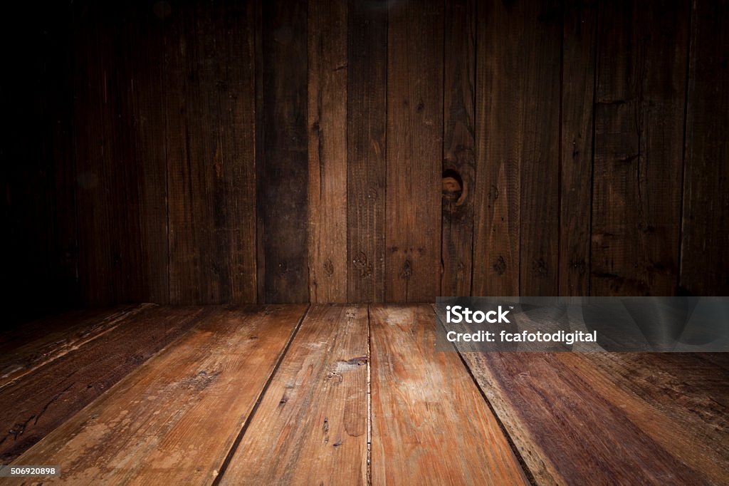 Tavolo in legno vuoto con sfondo scuro verticale tabella - Foto stock royalty-free di Legno