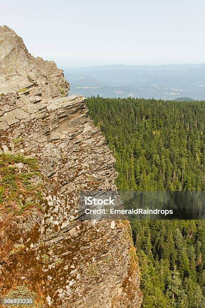 Escarpada Rock Cliff Dissimula Gorge - Fotografias de stock e mais imagens de Ao Ar Livre - Ao Ar Livre, Atividade, Estrada da vida