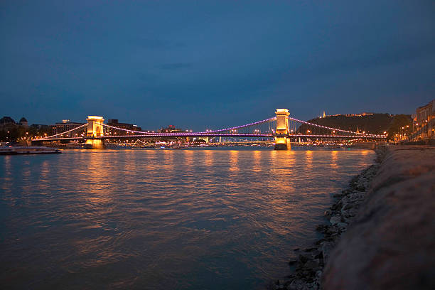 oświetlony szechenyi most łańcuchowy w budapeszcie - railroad crossing bridge river nautical vessel zdjęcia i obrazy z banku zdjęć